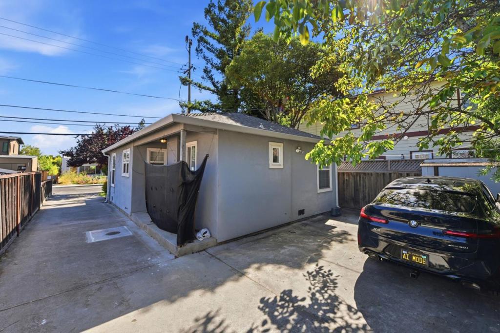 2115 University Avenue Property Photo 42
