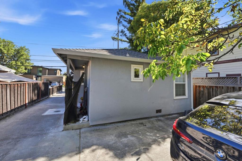 2115 University Avenue Property Photo 43