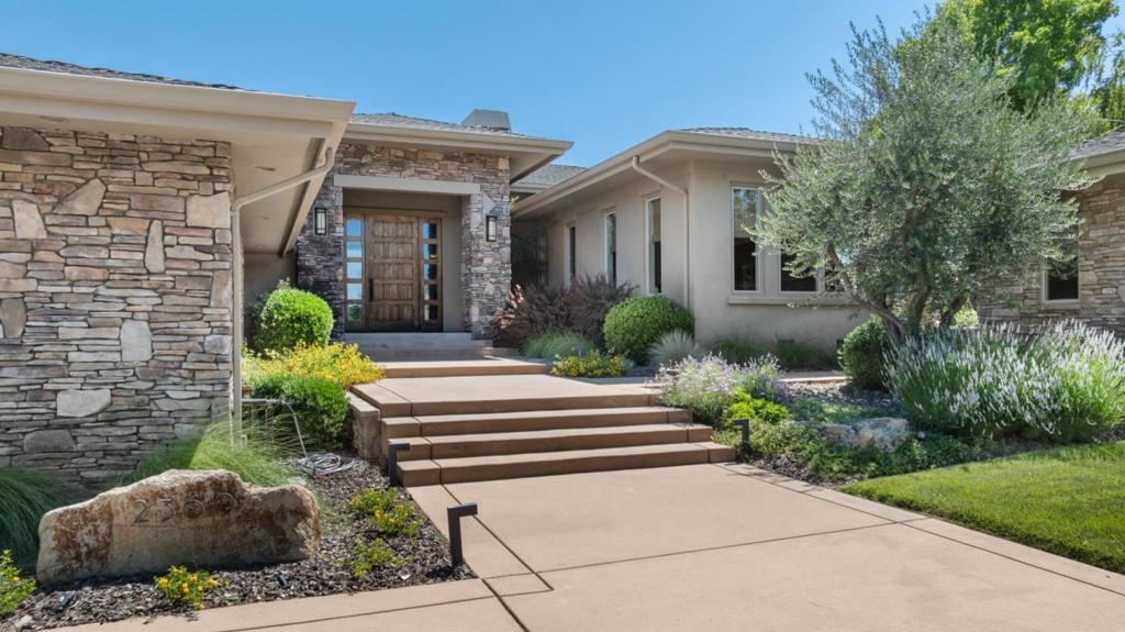 2369 Oak Creek Drive Property Photo 4