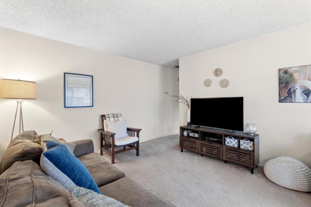 5746 Chesbro Avenue Property Photo 4