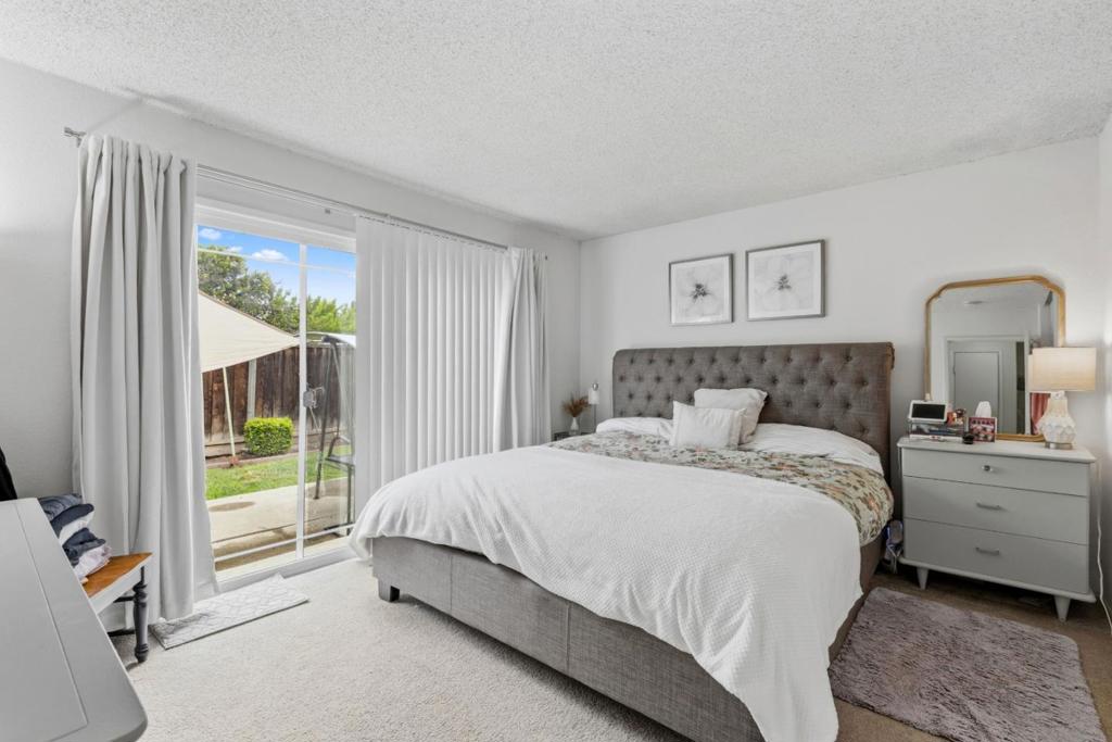 5746 Chesbro Avenue Property Photo 5