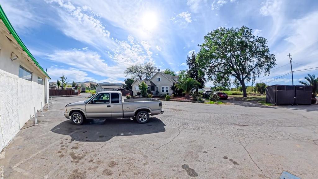 6501 Fairview Road Property Photo 8