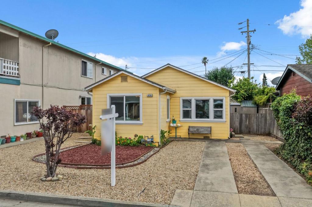 4630 Jewel Street Property Photo 4