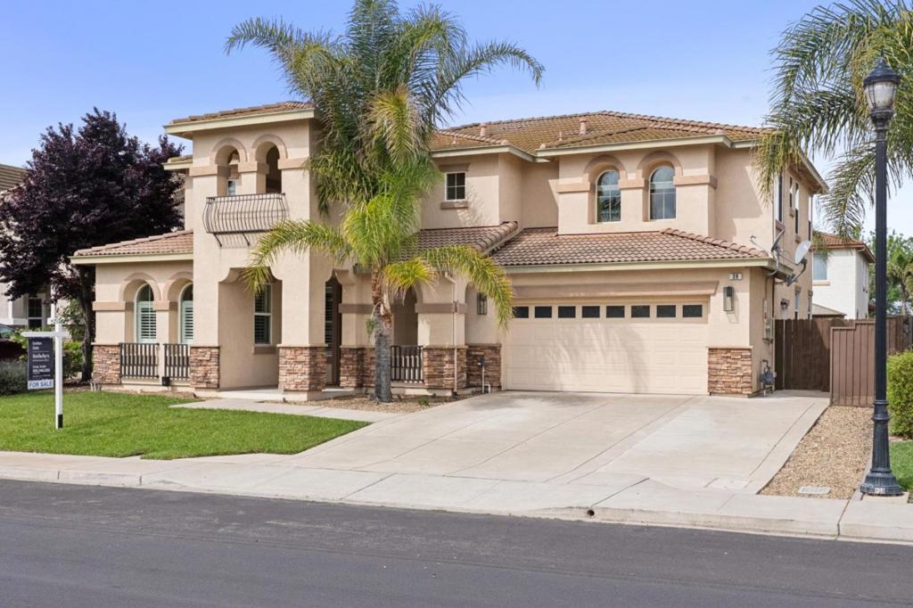 39 Escher Circle Property Photo 4