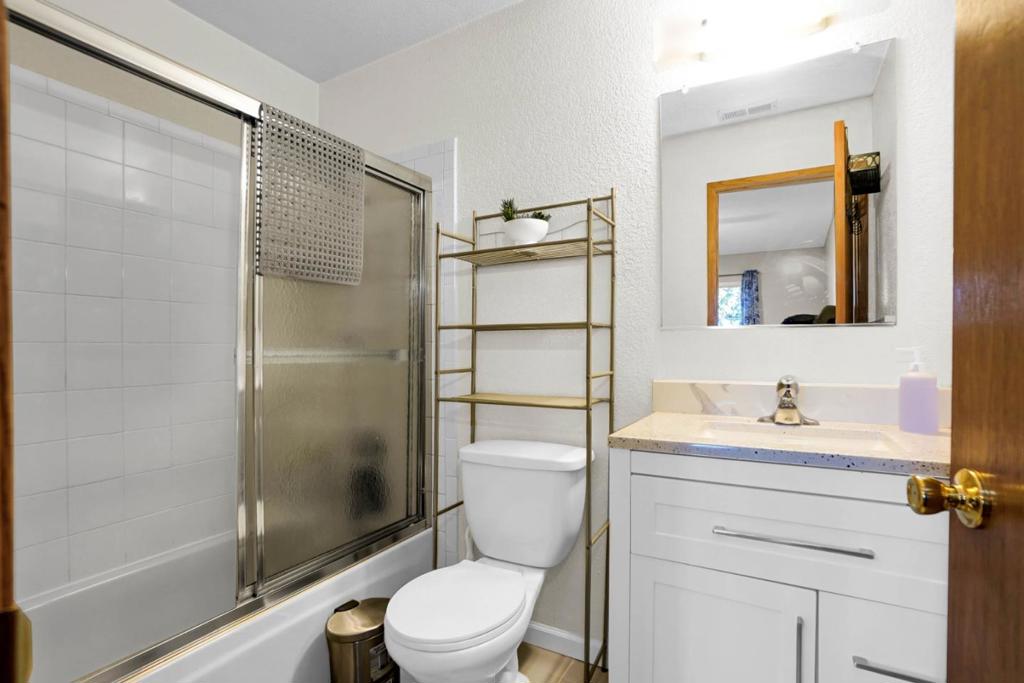920 Elgin Street G Property Photo 8