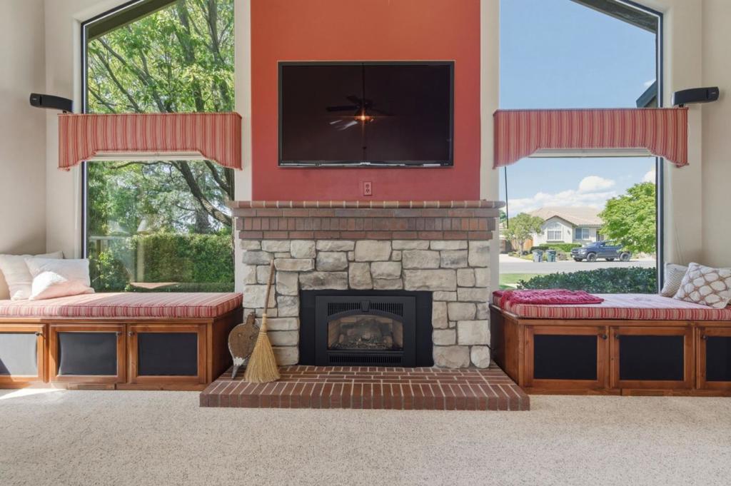 1290 Sonnys Way Property Photo 11