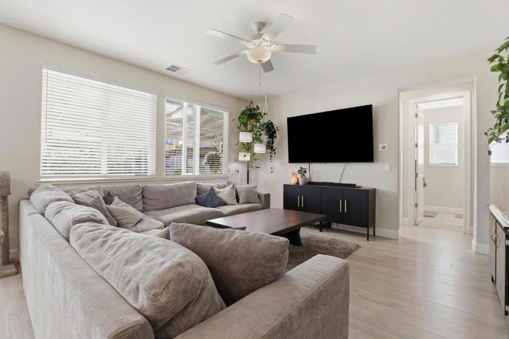 1097 Sunridge Drive Property Photo 8