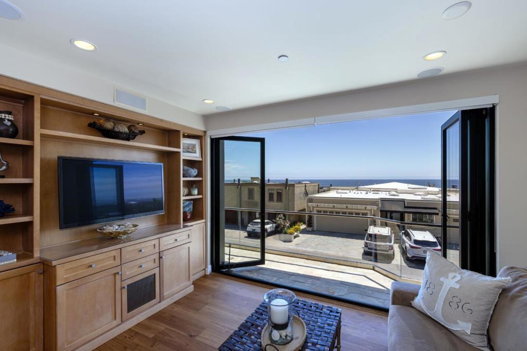 643 Beach Drive Property Photo 16