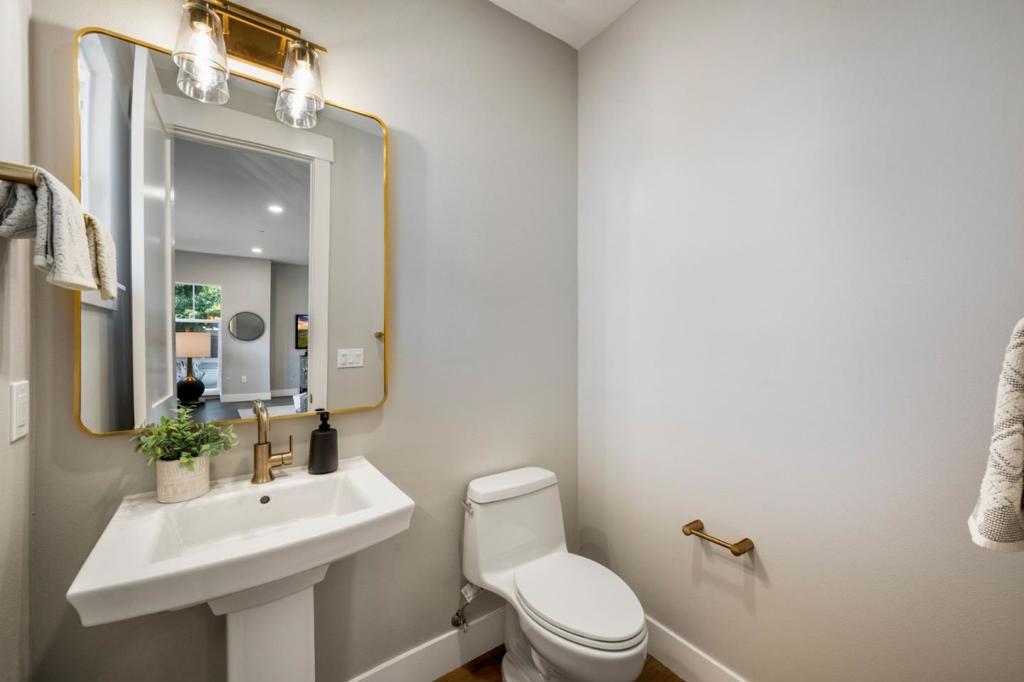 4909 Vivi Place Property Photo 6
