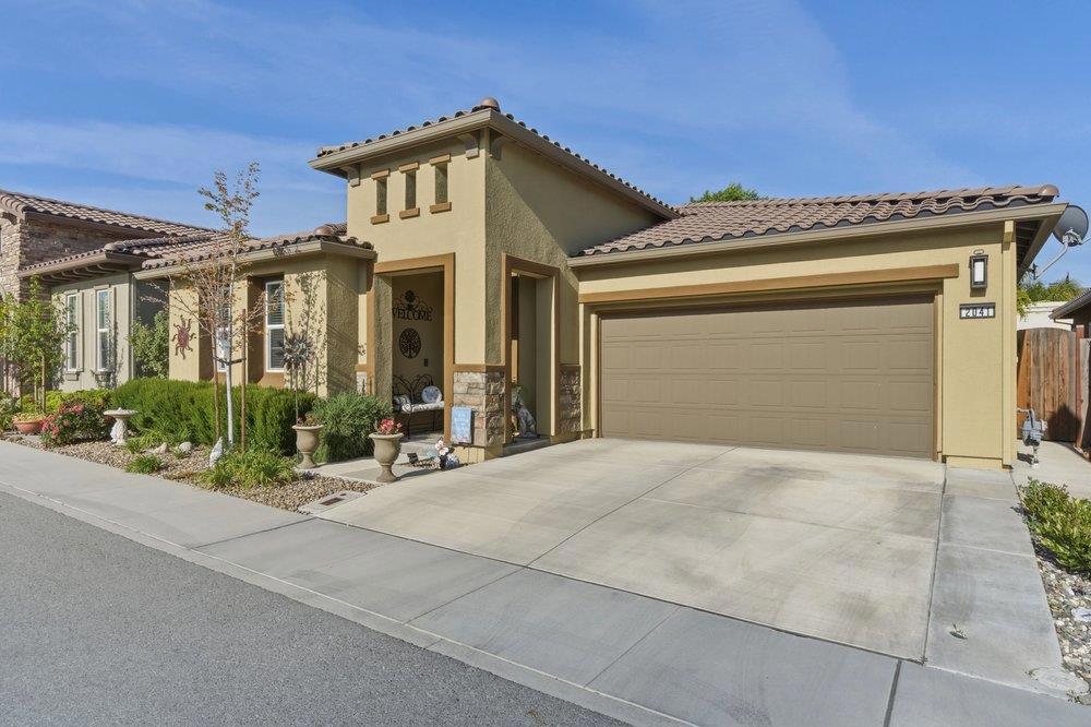 2041 Santoro Way Property Photo 3