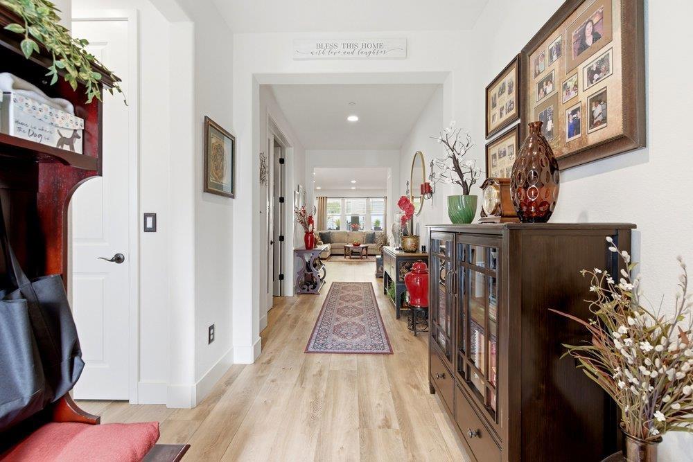 2041 Santoro Way Property Photo 4