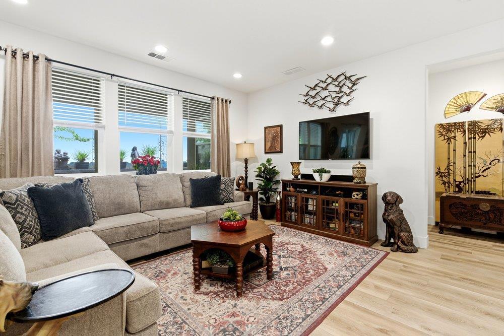 2041 Santoro Way Property Photo 12