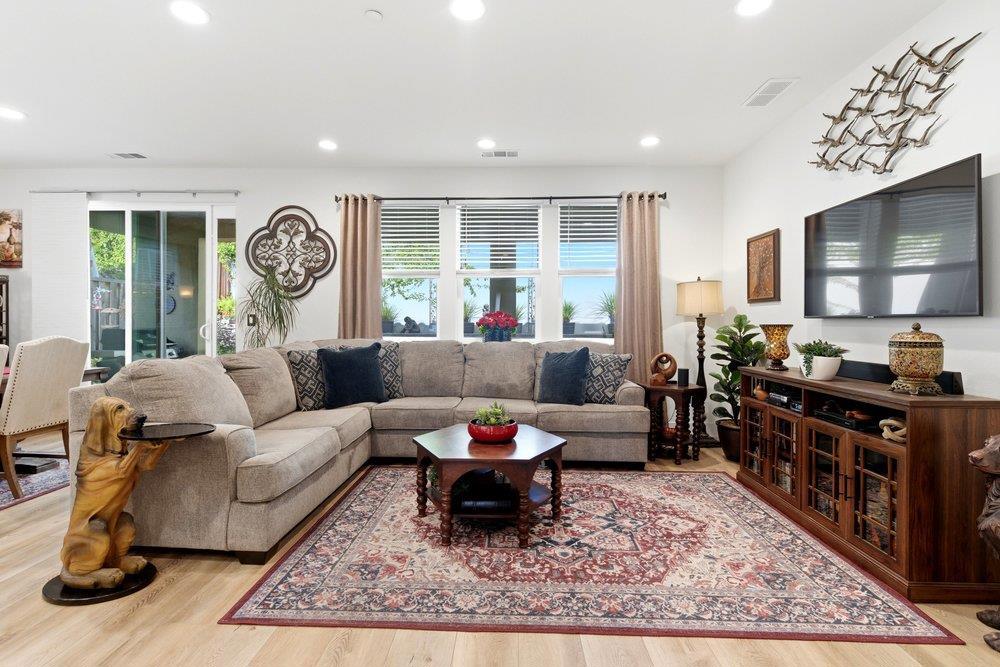 2041 Santoro Way Property Photo 14