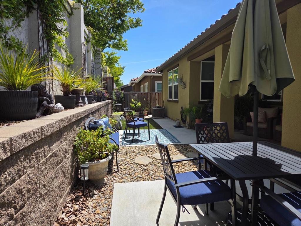2041 Santoro Way Property Photo 31