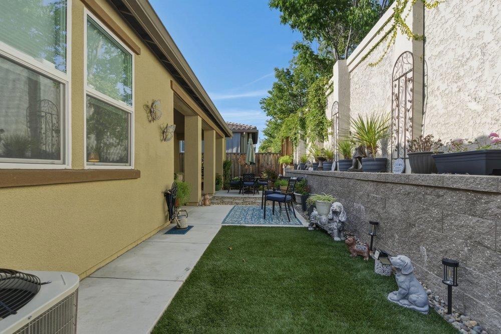 2041 Santoro Way Property Photo 35