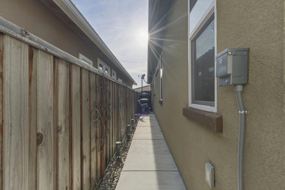 2041 Santoro Way Property Photo 37