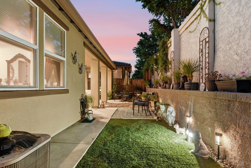 2041 Santoro Way Property Photo 46