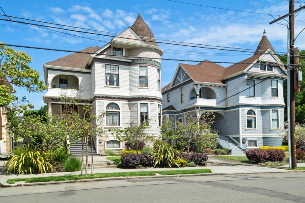 1833 Clinton Avenue Property Photo 1