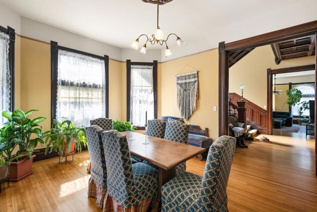 1833 Clinton Avenue Property Photo 3