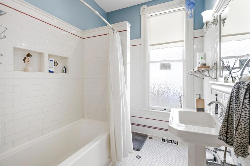 1833 Clinton Avenue Property Photo 8