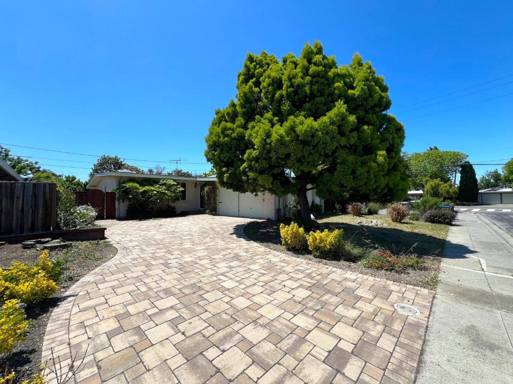 183 Thompson Square Property Photo 2