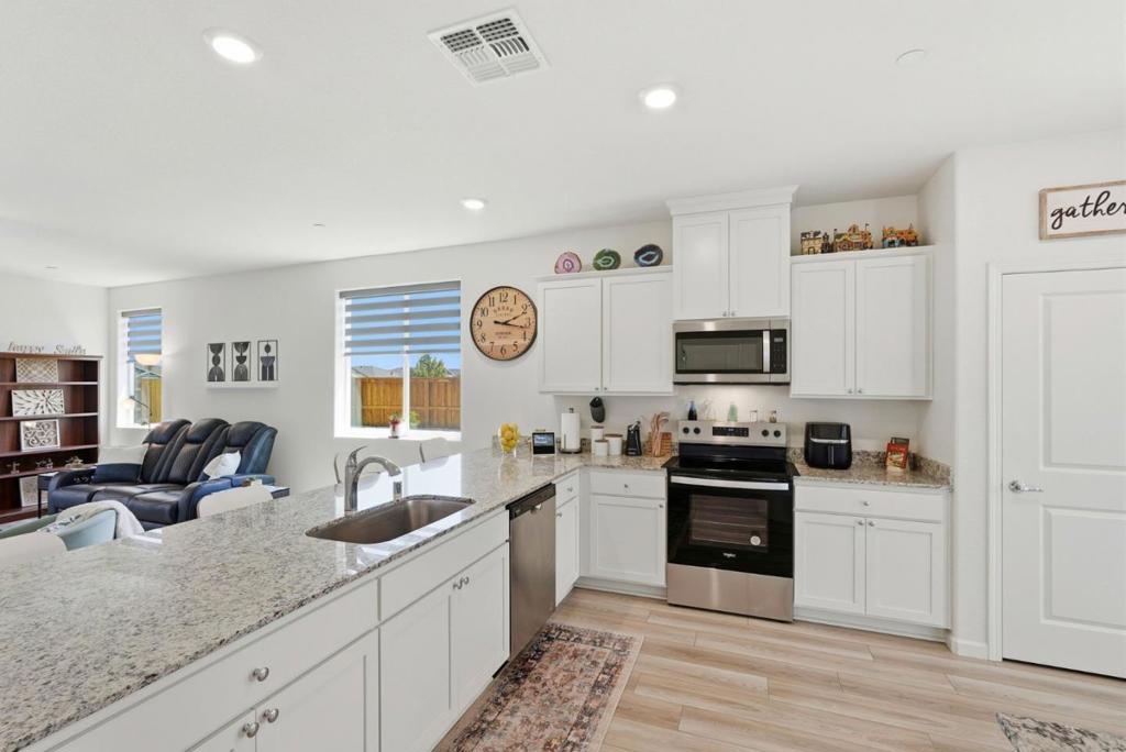 2210 Espana Lane Property Photo 8