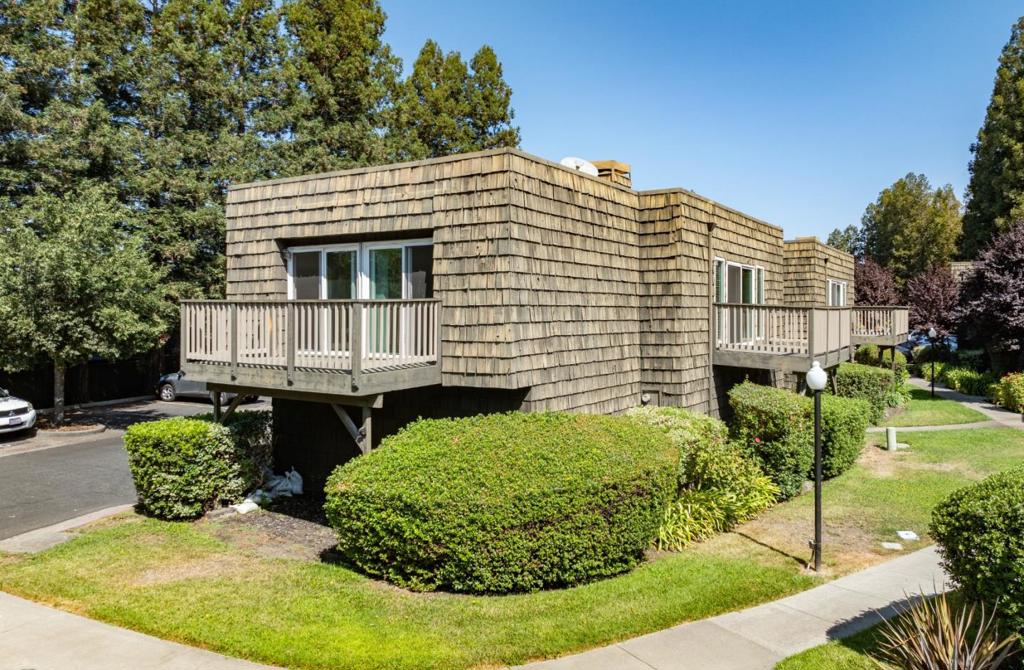 725 W College Avenue Property Photo 1