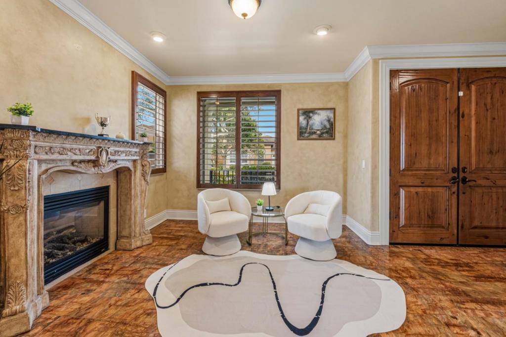 4760 Sea Crest Drive Property Photo 3