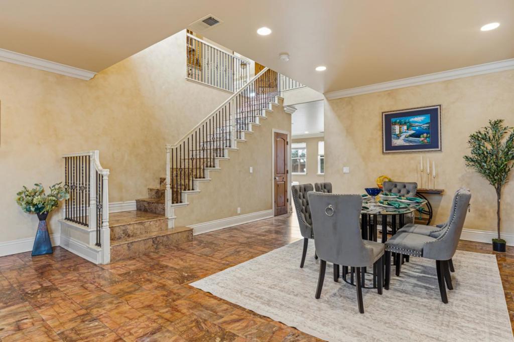 4760 Sea Crest Drive Property Photo 6