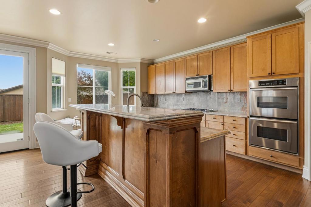 4760 Sea Crest Drive Property Photo 10