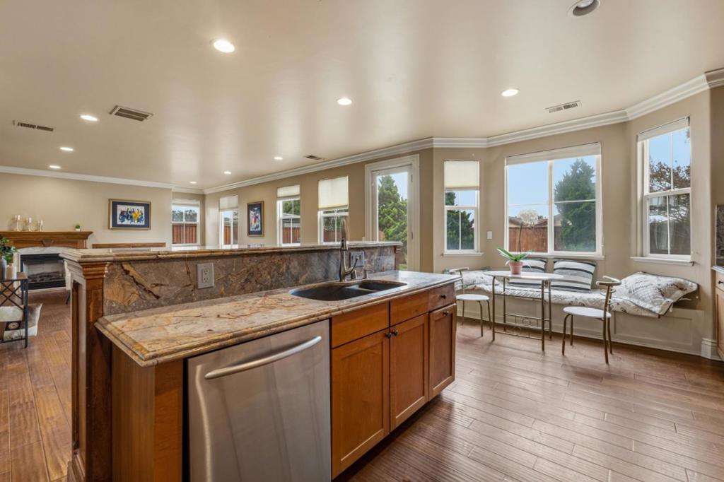 4760 Sea Crest Drive Property Photo 11