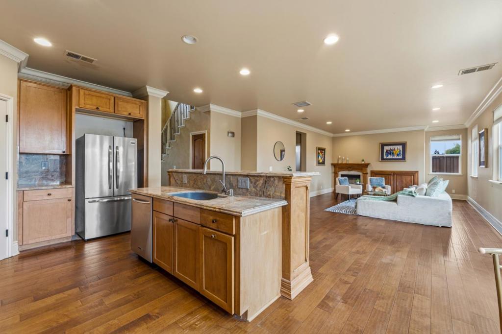 4760 Sea Crest Drive Property Photo 12