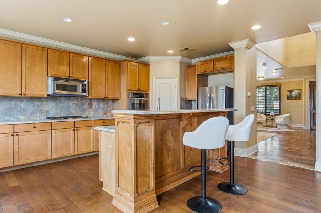 4760 Sea Crest Drive Property Photo 14