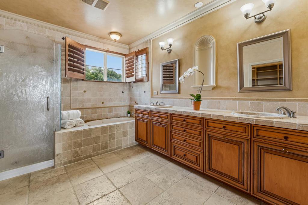 4760 Sea Crest Drive Property Photo 31