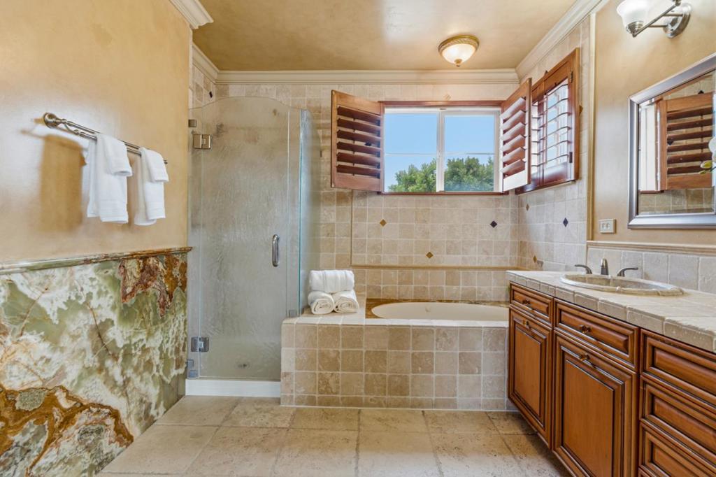 4760 Sea Crest Drive Property Photo 33