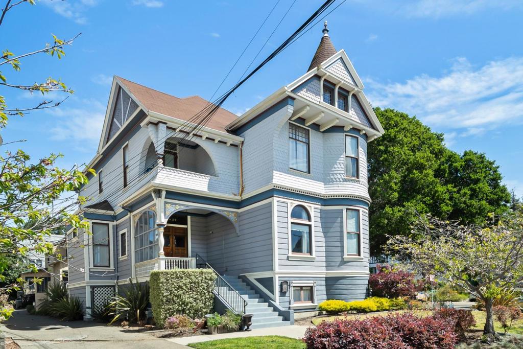 1837 Clinton Avenue Property Photo 1