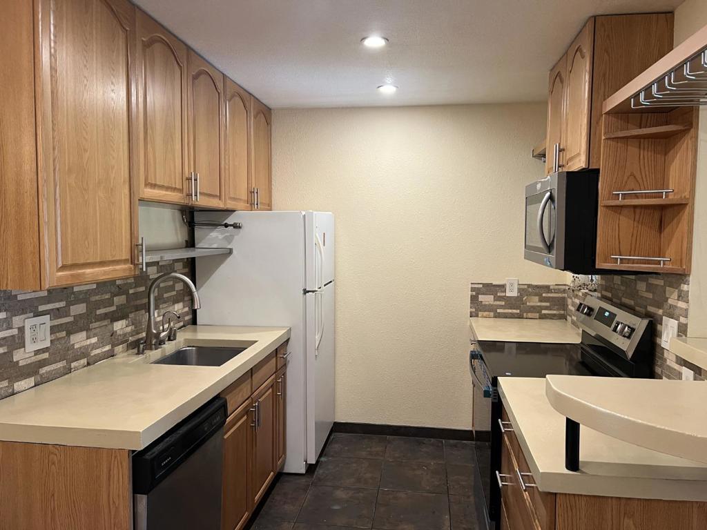 2308 Golden Oaks Lane Property Photo 9