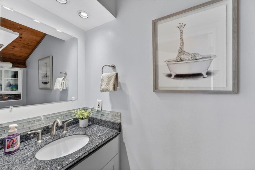 630 Encino Property Photo 31