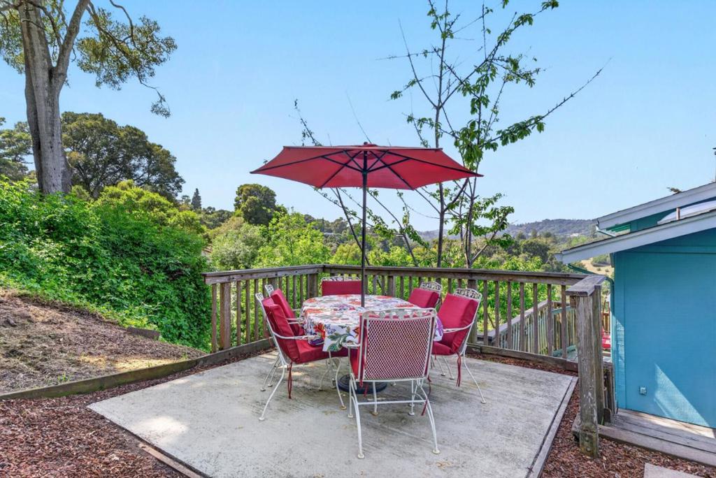 630 Encino Property Photo 40