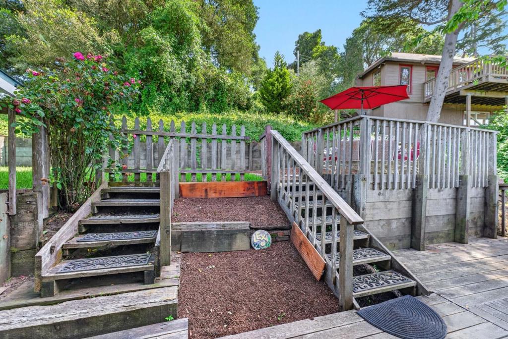 630 Encino Property Photo 42