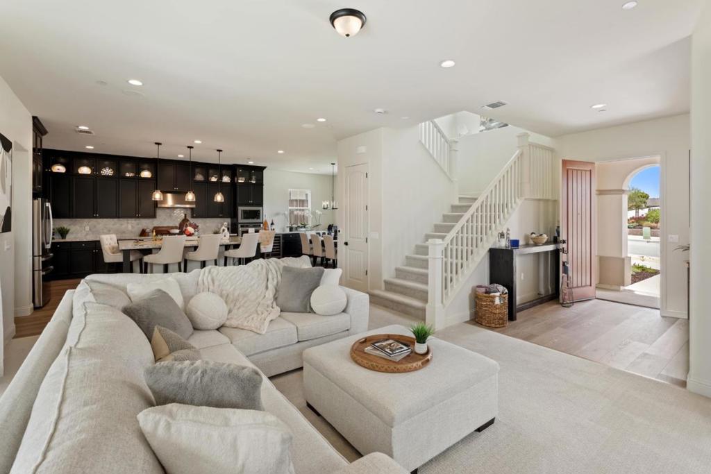 585 Santa Lucia Way Property Photo 3