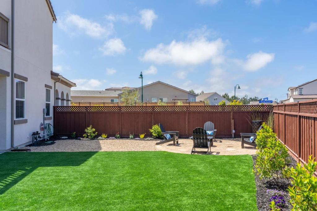 585 Santa Lucia Way Property Photo 32