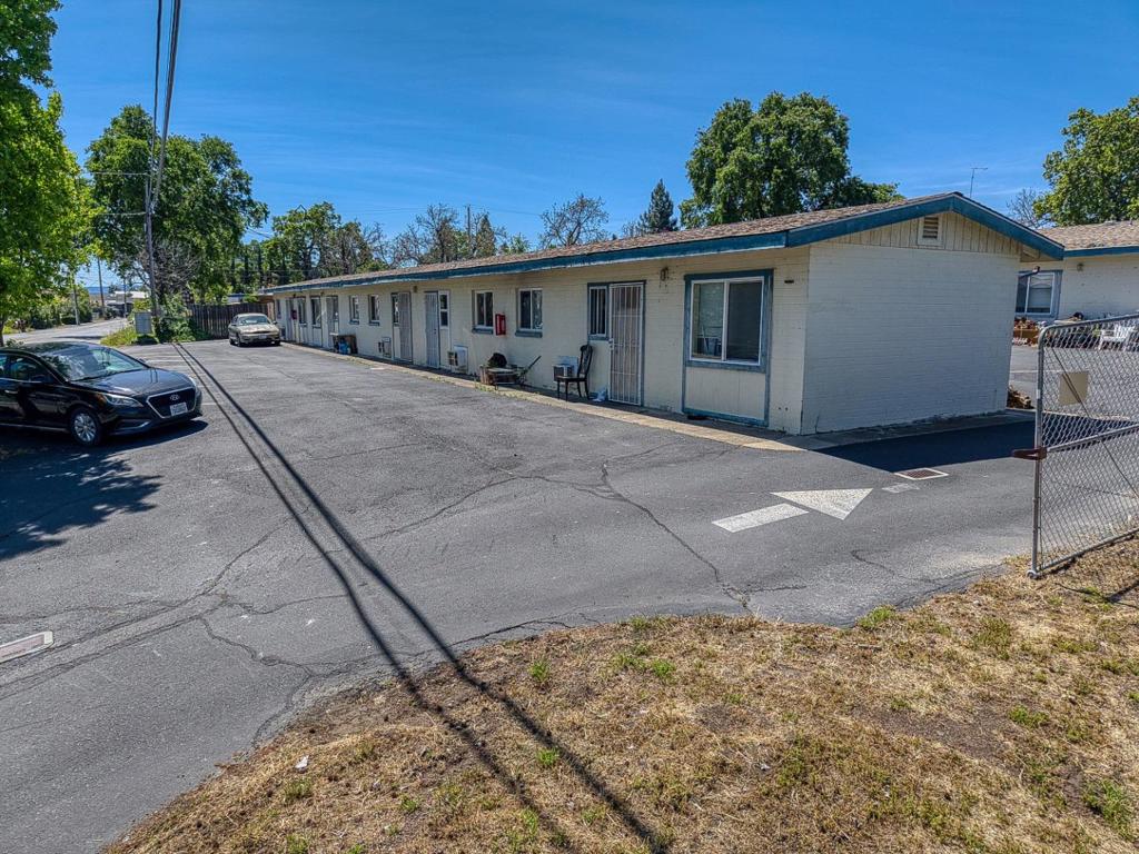 2815 Lakeshore Boulevard Property Photo 3