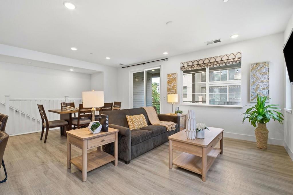 385 Line Street Property Photo 6