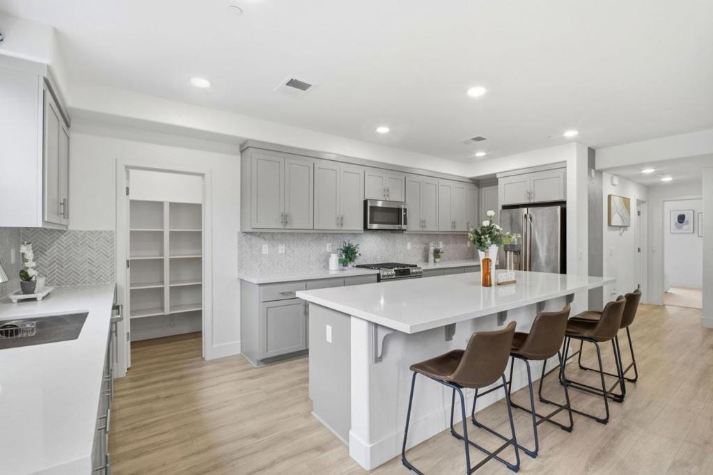 385 Line Street Property Photo 7