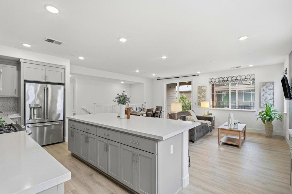 385 Line Street Property Photo 9