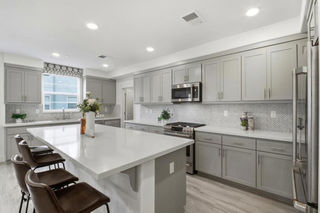 385 Line Street Property Photo 12