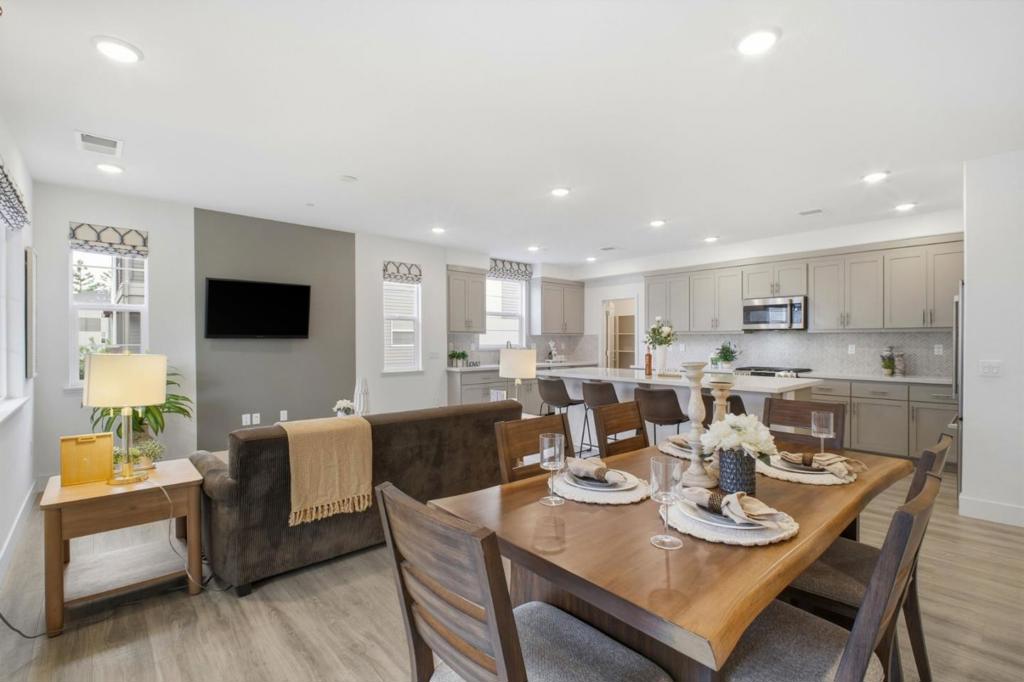 385 Line Street Property Photo 14