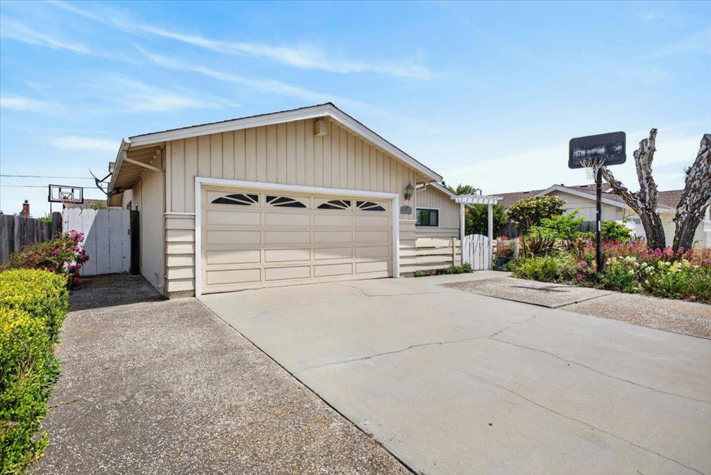 251 La Mesa Drive Property Photo 2