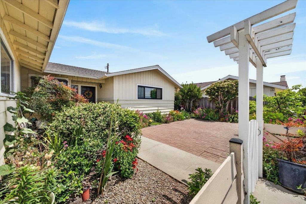 251 La Mesa Drive Property Photo 3